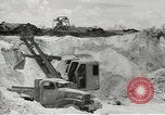 Standbild Erdbewegungsmaschinen Pacific Theater, 1944, aus Sekunde 53 historischem Filmmaterial Videoclip 65675058074