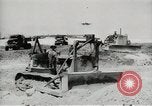 Standbild Erdbewegungsmaschinen Pacific Theater, 1944, aus Sekunde 54 historischem Filmmaterial Videoclip 65675058074