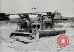 Standbild Erdbewegungsmaschinen Pacific Theater, 1944, aus Sekunde 55 historischem Filmmaterial Videoclip 65675058074