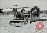 Standbild Erdbewegungsmaschinen Pacific Theater, 1944, aus Sekunde 56 historischem Filmmaterial Videoclip 65675058074