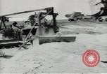 Standbild Erdbewegungsmaschinen Pacific Theater, 1944, aus Sekunde 57 historischem Filmmaterial Videoclip 65675058074