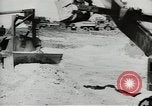 Standbild Erdbewegungsmaschinen Pacific Theater, 1944, aus Sekunde 58 historischem Filmmaterial Videoclip 65675058074