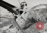 Standbild Erdbewegungsmaschinen Pacific Theater, 1944, aus Sekunde 62 historischem Filmmaterial Videoclip 65675058074