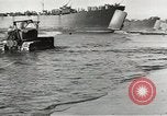 Standbild Erdbewegungsmaschinen Pacific Theater, 1944, aus Sekunde 36 historischem Filmmaterial Videoclip 65675058075