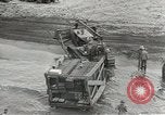 Standbild Erdbewegungsmaschinen Pacific Theater, 1944, aus Sekunde 43 historischem Filmmaterial Videoclip 65675058075