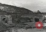 Standbild Erdbewegungsmaschinen Italien, 1944, aus Sekunde 30 historischem Filmmaterial Videoclip 65675058076