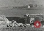 Standbild Erdbewegungsmaschinen Italien, 1944, aus Sekunde 36 historischem Filmmaterial Videoclip 65675058076