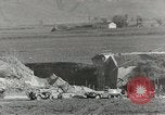Standbild Erdbewegungsmaschinen Italien, 1944, aus Sekunde 37 historischem Filmmaterial Videoclip 65675058076