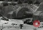 Standbild Erdbewegungsmaschinen Italien, 1944, aus Sekunde 53 historischem Filmmaterial Videoclip 65675058076