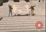 Standbild Vietnam Anti-Kriegs-Rallye Washington DC USA, 1969, aus Sekunde 56 historischem Filmmaterial Videoclip 65675058086