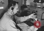Standbild Radio telegrapher United States USA, 1942, aus Sekunde 32 historischem Filmmaterial Videoclip 65675058090
