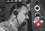 Standbild Radio telegrapher United States USA, 1942, aus Sekunde 55 historischem Filmmaterial Videoclip 65675058090