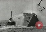 Standbild Bekämpfung von Bränden in den Seehäfen United States USA, 1944, aus Sekunde 22 historischem Filmmaterial Videoclip 65675058108