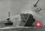 Standbild Bekämpfung von Bränden in den Seehäfen United States USA, 1944, aus Sekunde 23 historischem Filmmaterial Videoclip 65675058108