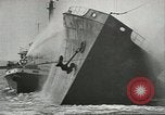 Standbild Bekämpfung von Bränden in den Seehäfen United States USA, 1944, aus Sekunde 26 historischem Filmmaterial Videoclip 65675058108
