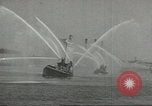 Standbild Bekämpfung von Bränden in den Seehäfen United States USA, 1944, aus Sekunde 33 historischem Filmmaterial Videoclip 65675058108