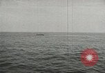 Immagine di La marina mercantile marinai United States USA, 1944, secondo 28 filmato di repertorio 65675058112