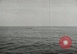 Immagine di La marina mercantile marinai United States USA, 1944, secondo 29 filmato di repertorio 65675058112
