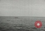 Immagine di La marina mercantile marinai United States USA, 1944, secondo 30 filmato di repertorio 65675058112