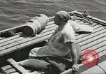 Immagine di La marina mercantile marinai United States USA, 1944, secondo 32 filmato di repertorio 65675058112
