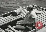 Immagine di La marina mercantile marinai United States USA, 1944, secondo 33 filmato di repertorio 65675058112
