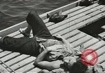 Immagine di La marina mercantile marinai United States USA, 1944, secondo 34 filmato di repertorio 65675058112