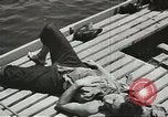 Immagine di La marina mercantile marinai United States USA, 1944, secondo 35 filmato di repertorio 65675058112