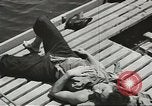 Immagine di La marina mercantile marinai United States USA, 1944, secondo 36 filmato di repertorio 65675058112