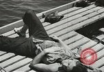 Immagine di La marina mercantile marinai United States USA, 1944, secondo 37 filmato di repertorio 65675058112