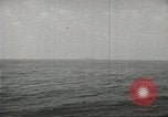 Immagine di La marina mercantile marinai United States USA, 1944, secondo 47 filmato di repertorio 65675058112