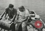 Immagine di La marina mercantile marinai United States USA, 1944, secondo 61 filmato di repertorio 65675058112