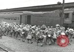 Standbild Amerikanische Soldaten auf dem Weg in den Krieg New York City USA, 1944, aus Sekunde 5 historischem Filmmaterial Videoclip 65675058141