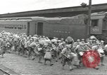 Standbild Amerikanische Soldaten auf dem Weg in den Krieg New York City USA, 1944, aus Sekunde 6 historischem Filmmaterial Videoclip 65675058141