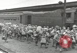 Standbild Amerikanische Soldaten auf dem Weg in den Krieg New York City USA, 1944, aus Sekunde 7 historischem Filmmaterial Videoclip 65675058141