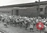 Standbild Amerikanische Soldaten auf dem Weg in den Krieg New York City USA, 1944, aus Sekunde 8 historischem Filmmaterial Videoclip 65675058141