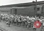 Standbild Amerikanische Soldaten auf dem Weg in den Krieg New York City USA, 1944, aus Sekunde 9 historischem Filmmaterial Videoclip 65675058141