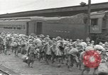 Standbild Amerikanische Soldaten auf dem Weg in den Krieg New York City USA, 1944, aus Sekunde 10 historischem Filmmaterial Videoclip 65675058141
