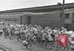 Standbild Amerikanische Soldaten auf dem Weg in den Krieg New York City USA, 1944, aus Sekunde 11 historischem Filmmaterial Videoclip 65675058141