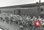 Standbild Amerikanische Soldaten auf dem Weg in den Krieg New York City USA, 1944, aus Sekunde 12 historischem Filmmaterial Videoclip 65675058141