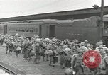 Standbild Amerikanische Soldaten auf dem Weg in den Krieg New York City USA, 1944, aus Sekunde 13 historischem Filmmaterial Videoclip 65675058141