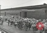 Standbild Amerikanische Soldaten auf dem Weg in den Krieg New York City USA, 1944, aus Sekunde 15 historischem Filmmaterial Videoclip 65675058141