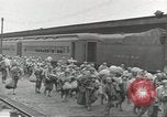 Standbild Amerikanische Soldaten auf dem Weg in den Krieg New York City USA, 1944, aus Sekunde 16 historischem Filmmaterial Videoclip 65675058141