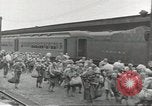 Standbild Amerikanische Soldaten auf dem Weg in den Krieg New York City USA, 1944, aus Sekunde 17 historischem Filmmaterial Videoclip 65675058141