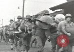 Standbild Amerikanische Soldaten auf dem Weg in den Krieg New York City USA, 1944, aus Sekunde 19 historischem Filmmaterial Videoclip 65675058141