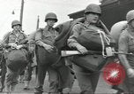 Standbild Amerikanische Soldaten auf dem Weg in den Krieg New York City USA, 1944, aus Sekunde 21 historischem Filmmaterial Videoclip 65675058141