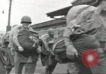 Standbild Amerikanische Soldaten auf dem Weg in den Krieg New York City USA, 1944, aus Sekunde 25 historischem Filmmaterial Videoclip 65675058141
