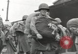 Standbild Amerikanische Soldaten auf dem Weg in den Krieg New York City USA, 1944, aus Sekunde 26 historischem Filmmaterial Videoclip 65675058141