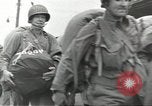 Standbild Amerikanische Soldaten auf dem Weg in den Krieg New York City USA, 1944, aus Sekunde 28 historischem Filmmaterial Videoclip 65675058141