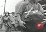 Standbild Amerikanische Soldaten auf dem Weg in den Krieg New York City USA, 1944, aus Sekunde 29 historischem Filmmaterial Videoclip 65675058141