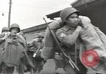 Standbild Amerikanische Soldaten auf dem Weg in den Krieg New York City USA, 1944, aus Sekunde 31 historischem Filmmaterial Videoclip 65675058141